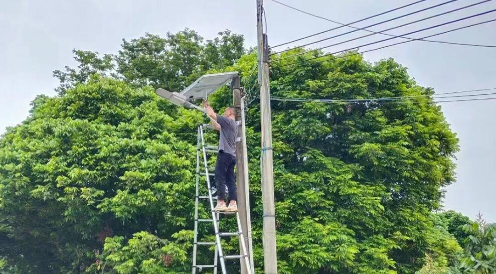 源碼：如何清潔太陽(yáng)能路燈